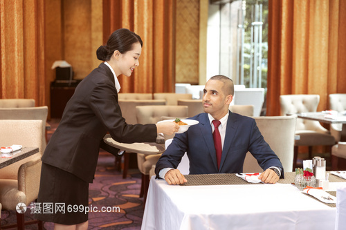 提升酒店餐廳外賓服務(wù) 專業(yè)上菜流程與酒店管理策略